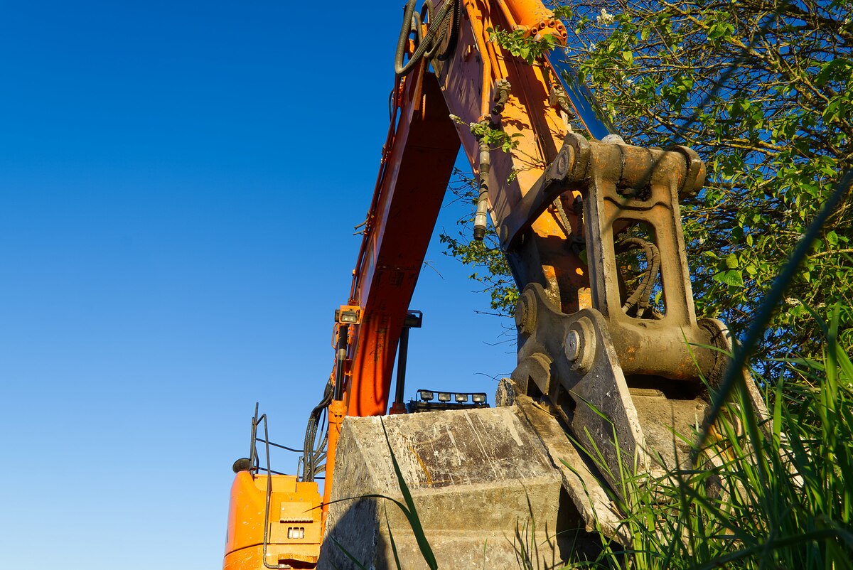 Maquinaria realizando la demolicion de una construccion en proyecto