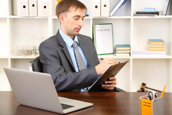 Una foto de un profesional trabajando en documentos de certificados tecnicos